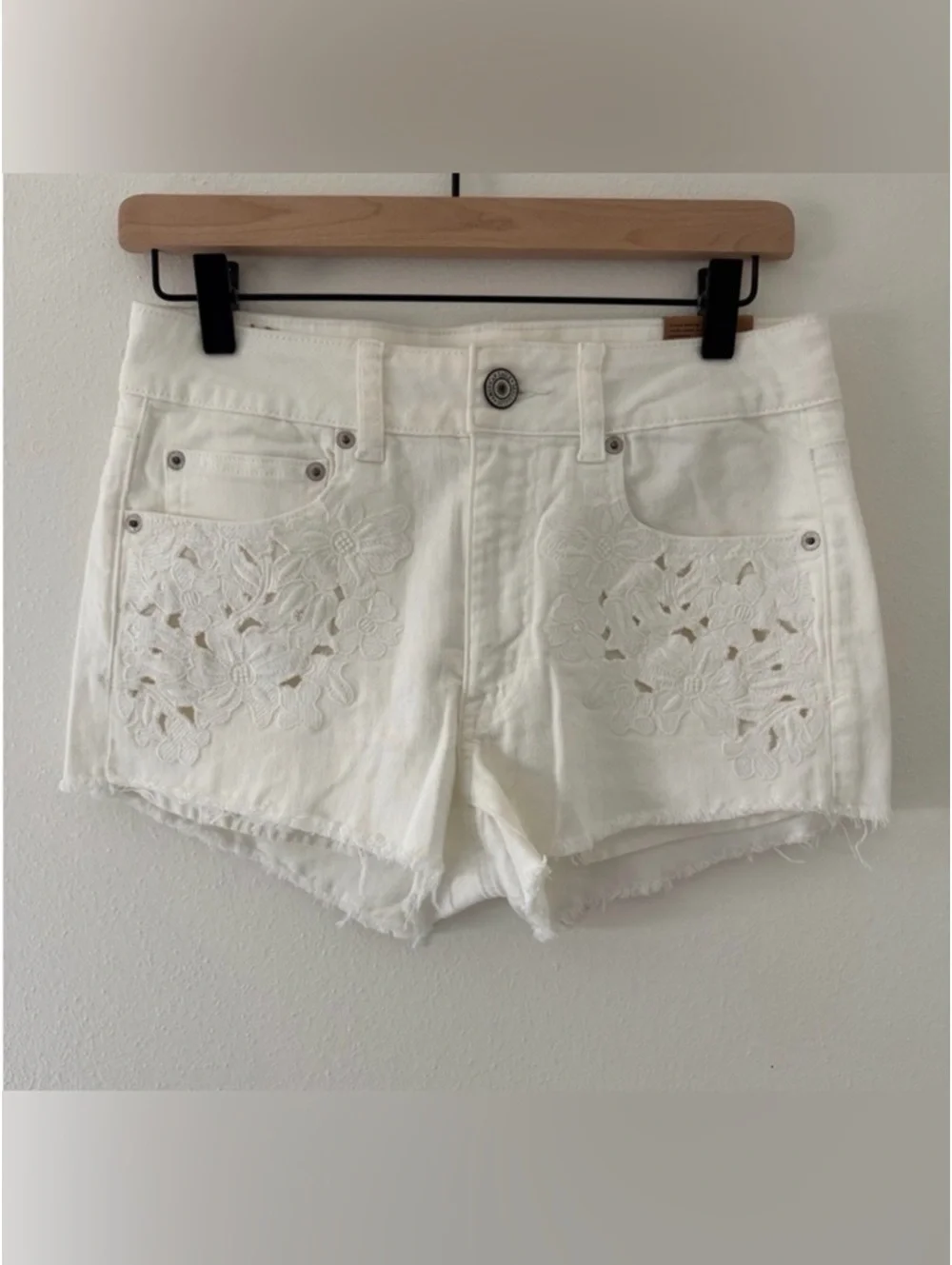 NWT American Eagle Hi-rise Western White Denim Cotton Crochet Floral Shorts- 6
